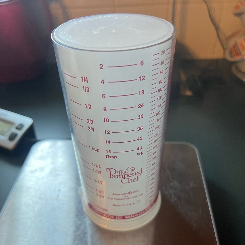 Pampered chef dry/liquid 2 cup measuring cup